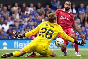 Salah lập kỳ tích, Liverpool chiếm ngôi đầu từ M.U