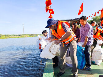 Thả cá tại kênh Trà Sư bổ sung, tái tạo nguồn lợi thủy sản