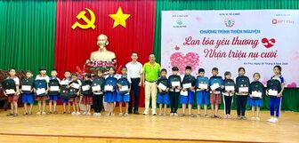 Câu lạc bộ Môtô thể thao tỉnh An Giang tặng quà học sinh nghèo huyện An Phú