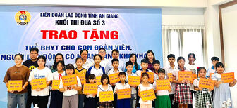 Khối Thi đua 3 trực thuộc Liên đoàn Lao động tỉnh An Giang trao thẻ bảo hiểm y tế cho con của đoàn viên có hoàn cảnh khó khăn