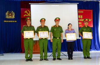 Khen thưởng đột xuất các tập thể, cá nhân khám phá Chuyên án “Mua bán, tàng trữ trái phép vũ khí quân dụng” ở Tri Tôn