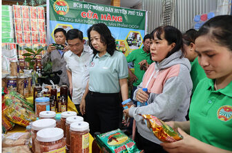 Nông dân Phú Tân sáng tạo trong cách tiêu thụ nông sản