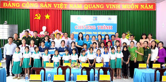 Bàn giao 2 Mái ấm biên cương và trao 75 suất học bổng cho học sinh xã Nhơn Hội