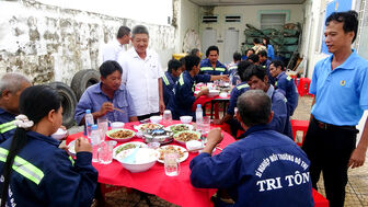 “Bữa cơm công đoàn” tại Xí nghiệp Môi trường đô thị huyện Tri Tôn