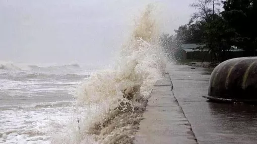 Tàu thuyền trên biển đề phòng mưa dông kèm lốc xoáy, gió giật mạnh