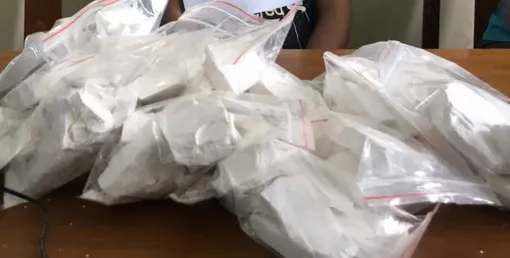 Bắt một đối tượng mua bán, vận chuyển trái phép 15 bánh heroin