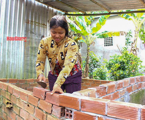 Hậu Giang: Người phụ nữ tự nguyện xin trả lại sổ hộ nghèo dù vẫn... còn nghèo !