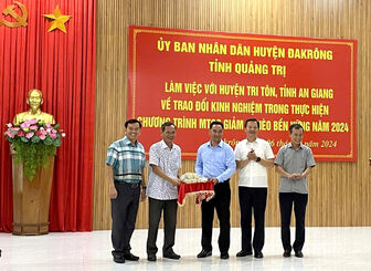 Lãnh đạo huyện Tri Tôn học tập kinh nghiệm thực hiện công tác giảm nghèo tại huyện Đakrông, tỉnh Quảng Trị