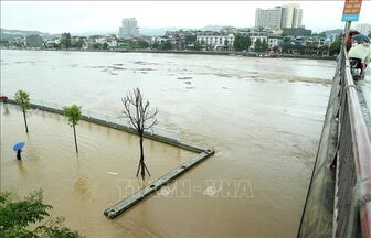 Lũ sông Hồng dâng cao, tràn vào đường phố Lào Cai