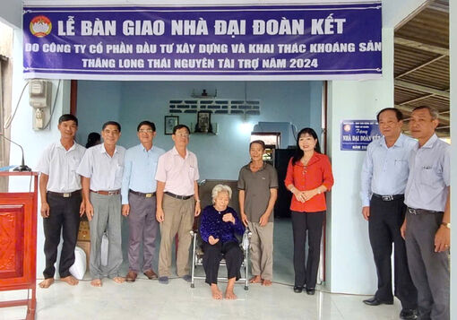 Bàn giao nhà Đại đoàn kết do Đoàn Đại biểu Quốc hội tỉnh An Giang vận động tài trợ