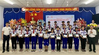 Tiếp bước học sinh đến trường