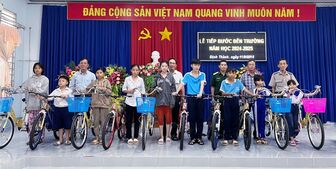 Trao xe đạp “tiếp bước đến trường” đầu năm học mới