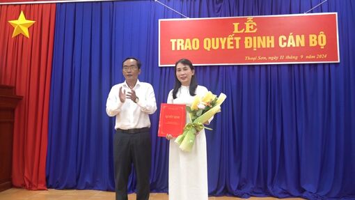 Ban Thường vụ Huyện ủy Thoại Sơn trao quyết định cán bộ