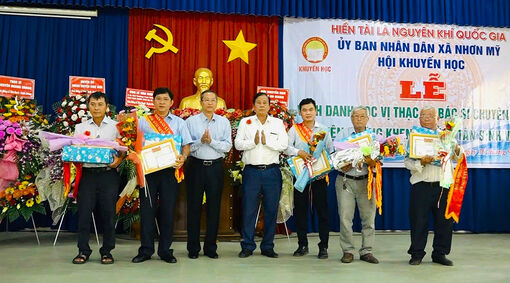 UBND xã Nhơn Mỹ vinh danh thạc sĩ, bác sĩ chuyên khoa và tuyên dương tân sinh viên thi đỗ đại học, cao đẳng năm 2024