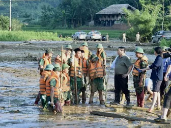 Thủ tướng Phạm Minh Chính đến thăm hiện trường tìm kiếm người mất tích tại Làng Nủ