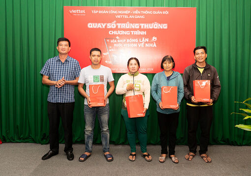 Viettel An Giang quay số trúng thưởng Chương trình “Hòa nhịp bóng lăn - rước Vision về nhà”