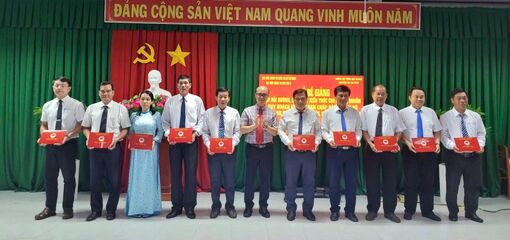 Ban Thường vụ Huyện ủy An Phú bế giảng lớp bồi dưỡng, cập nhật kiến thức cho cán bộ nguồn cấp ủy cấp huyện, nhiệm kỳ 2025 - 2030