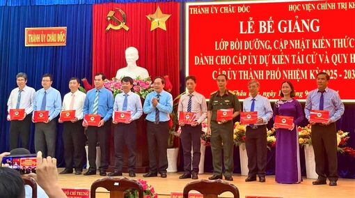 Ban Thường vụ Thành ủy Châu Đốc bế giảng lớp bồi dưỡng, cập nhật kiến thức dành cho cấp ủy dự kiến tái cử và quy hoạch cấp ủy (nhiệm kỳ 2025 - 2030)