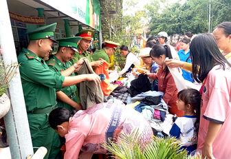 Chương trình “Trăng sáng vùng biên” cho các em thiếu nhi xã Lạc Quới