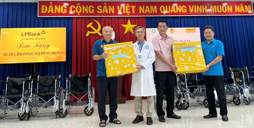 Liên đoàn Lao động tỉnh An Giang thăm và trao quà tại Bệnh viện Đa khoa Y dược cổ truyền - Phục hồi chức năng tỉnh An Giang