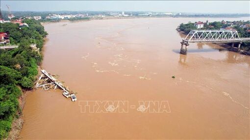 Nước lũ rút dưới báo động 1, nỗ lực tìm kiếm nạn nhân vụ sập cầu Phong Châu