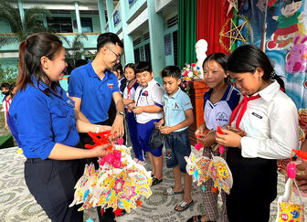 Đoàn Thanh niên thị trấn Vĩnh Bình tặng 800 phần quà cho thiếu nhi vui Tết Trung thu