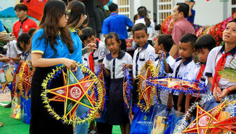 Sinh viên Trường Đại học Cần Thơ tổ chức Trung thu cho thiếu nhi vùng đặc biệt khó khăn huyện Tri Tôn