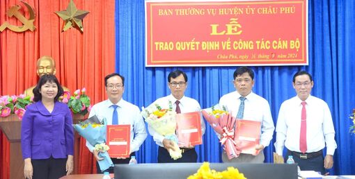 Ban Thường vụ Huyện ủy Châu Phú trao quyết định đối với 3 cán bộ