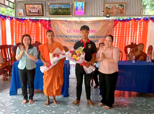 TX. Tịnh Biên khai giảng lớp nhạc ngũ âm và kỹ thuật khắc chữ kinh lá buông
