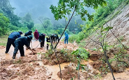 Bộ đội Biên phòng Nghệ An giúp dân ứng phó hoàn lưu bão số 4