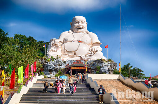 Núi Cấm “ngày mây”