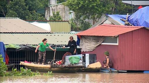 Cách phòng đau mắt cho người dân vùng lũ