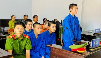 Bị đánh hội đồng vì níu kéo tình cảm