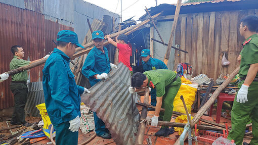 Giông, lốc ở TX. Tân Châu làm thiệt hại 36 căn nhà