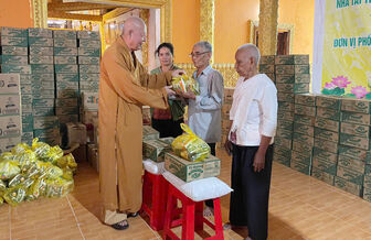 Tặng 2.600 phần quà cho đồng bào Khmer nhân Lễ Sene Dolta