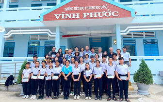 Trao học bổng cho học sinh xã Vĩnh Phước