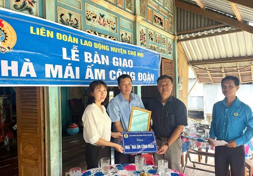 Liên đoàn Lao động huyện Chợ Mới bàn giao Mái ấm công đoàn