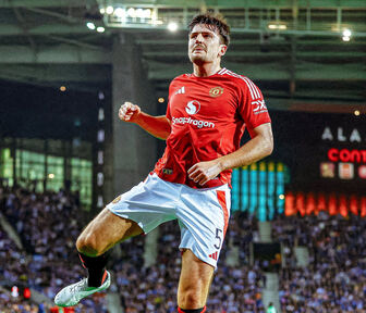 MU thoát thua phút bù giờ nhờ Harry Maguire