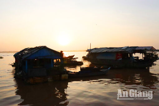 Bình minh trên “chợ trôi”