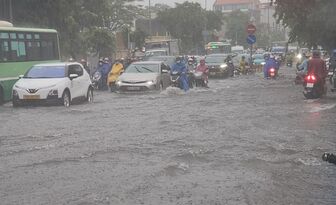 TP Hồ Chí Minh: Mưa lớn gây ngập, người dân di chuyển khó khăn