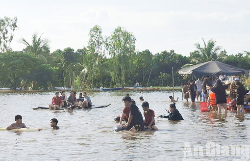 Cho xin “một vé” tắm đồng