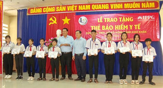 Long Xuyên tặng 1.200 thẻ bảo hiểm y tế cho học sinh và người dân