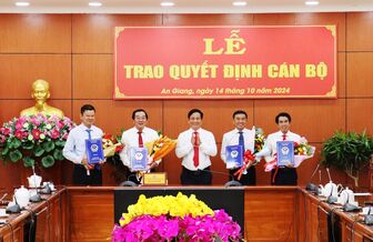 UBND tỉnh An Giang trao quyết định đối với 4 cán bộ