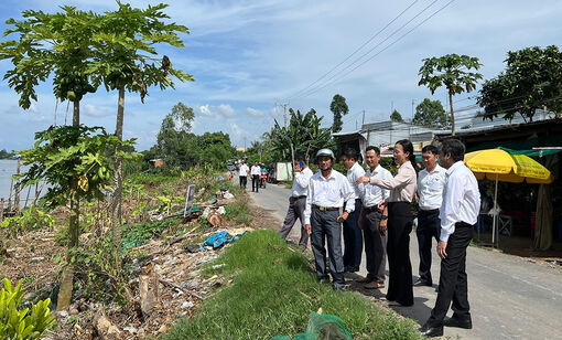 Bí thư Huyện ủy An Phú khảo sát khu vực sạt lở tại xã Phú Hữu