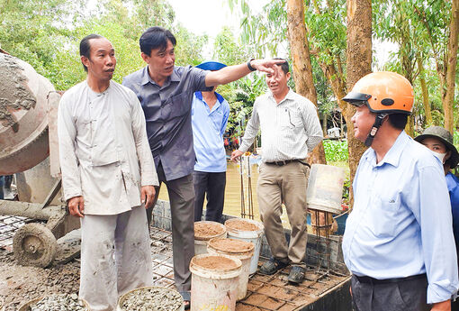 Bí thư Thị ủy Tịnh Biên khảo sát tình hình sản xuất tại xã Tân Lập