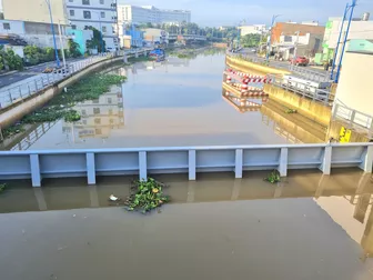 Triều cường trên các sông, rạch TP Cần Thơ tiếp tục lên cao