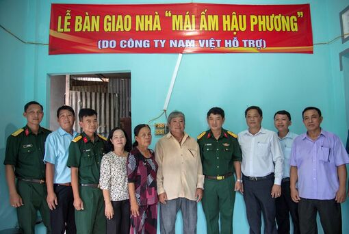 Bàn giao “Mái ấm hậu phương" cho gia đình chiến sĩ