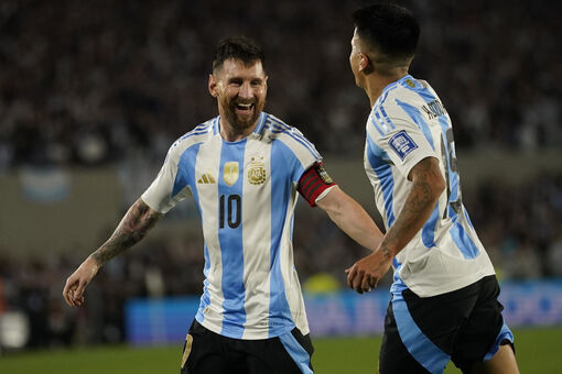 Argentina thắng trận lịch sử: Messi đến từ hành tinh khác