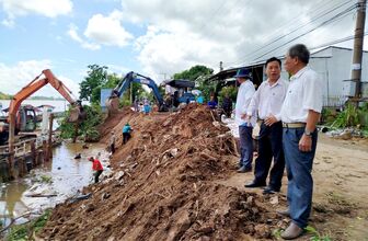 Lãnh đạo huyện An Phú kiểm tra khắc phục sạt lở đất bờ sông xã Vĩnh Trường