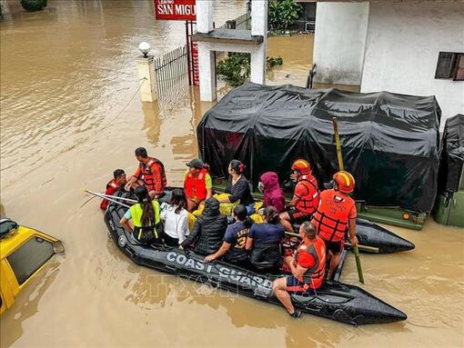 Philippines: Nhiều người mắc kẹt trong nước lũ do bão Trami